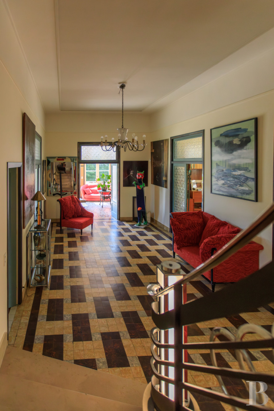 En Saône-et-Loire, à Mâcon, une villa et son jardin entièrement de style Art déco - photo  n°31